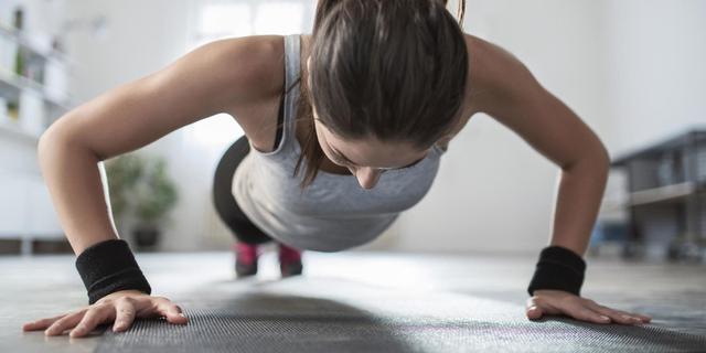 FOTO 2 | 2. Flexiones (Foto: iStock)