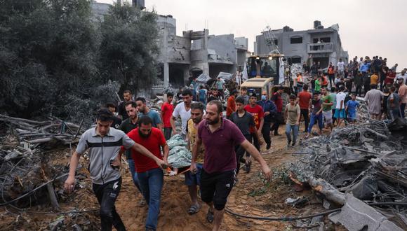 Palestinos transportan el cuerpo de una víctima de los escombros después de los ataques israelíes en Rafah, en el sur de la Franja de Gaza. Foto: AFP