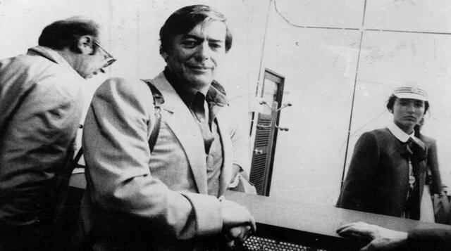 En el período de 1971 a 1984, Vargas Llosa mantuvo su preeminencia literaria, pero convirtió en enemigos a sus antiguos camaradas políticos. Y mientras  rompía en el Perú con la dictadura del general Velasco, se acercaba gradualmente a la derecha liberal.