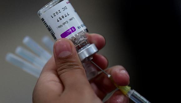 Contraloría reportó 13 informes de control que alertaron próximos vencimientos y detectaron vacunas vencidas en distintas regiones del país. (Pedro PARDO / AFP).