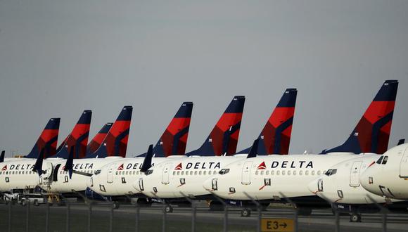 Las aerolíneas comenzaron a despedir a más de 32,000 empleados el jueves, al expirar una prohibición oficial sobre recortes de empleos.  (Foto: AP /Charlie Riedel)