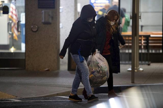 La ex primera dama Eliane Karp se lleva la ropa del exmandatario tras ser liberado. (Foto: EFE)