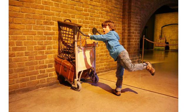 En los estudios hay dos carritos portamaletas como el que utilizó Harry Potter en las películas para atravesar el muro de la estación de trenes y llegar, en la otra dimensión, al andén 9 3/4.
