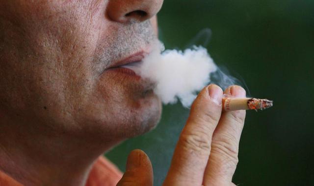 Los fumadores son más viejos. Las personas fumadores tienen muchas más arrugas en la cara, y envejecen antes que los no fumadores. Pero perjudican también a las personas que están a su lado porque son fumadores pasivos. Según los médicos y especialistas q