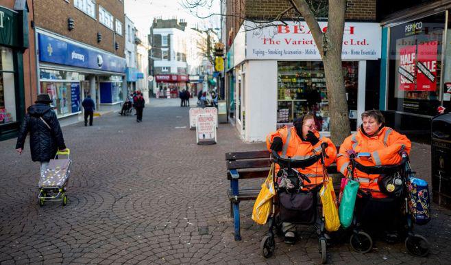 La cadena de grandes tiendas Debenhams Plc cierra decenas de locales en tanto enfrenta el intento de control del multimillonario Mike Ashley.