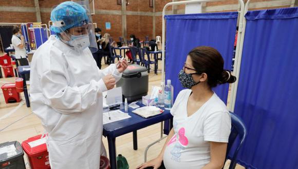 Una mujer embarazada se prepara para recibir la vacuna de Pfizer contra el COVID-19 autorizada para madres gestantes (Foto: EFE/ Carlos Ortega).