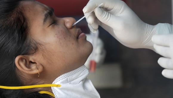 Un trabajador de la salud recoge una muestra de hisopo para la prueba de coronavirus de una persona en un hospital de Calcuta, en India, uno de los países donde se ha detectado la nueva variante Gryphon. (Foto archivo referencial: EFE/EPA/PIYAL ADHIKARY).