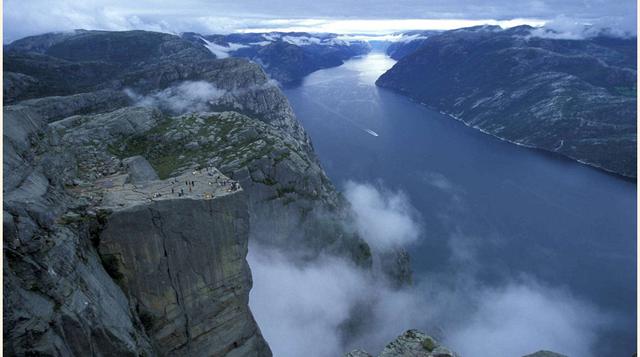 La Roca del Púlpito (Noruega). Diga de figurar en la película de El Rey León. Una plataforma que se eleva a 600 metros sobre el suelo.
