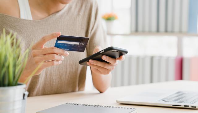 FOTO 5 | 5. Sistema bancario. Pregunta en tu banco si tus tarjetas de crédito y débito serán utilizables en el país al que piensas viajar. “También es conveniente tener en cuenta las proyecciones en el tipo de cambio y todas la variantes alrededor de manejar dinero en el extranjero: tarifas de envío, comisiones, cajeros u otros puntos de retiro de efectivo… En el caso de los jóvenes que piensan estudiar y trabajar, lo mejor es que abran una cuenta corriente en el país de su estadía”, sugieren los asesores de Live & Learn, división especializada en viajes estudiantiles de Mundo Joven. (Foto: Freepik)