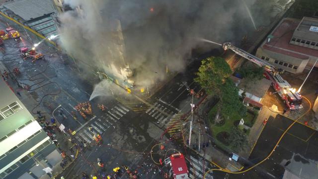 Familiares de los desaparecidos contaron que el propietario del negocio en el que trabajaban tenía la costumbre de cerrar la puerta con llave con ellos dentro, por lo que no les habría sido posible huir. (Foto: Andina).