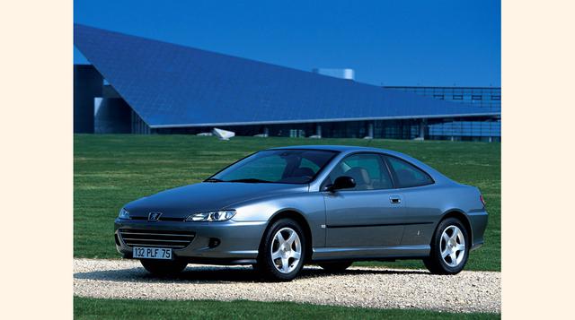 Peugeot 406 Coupé (1996 – 2004). Coloquialmente conocido como el Ferrari de los pobres, se destaca por sus fluidas líneas, frontal afinado y cintura sinuosa, todo dentro de un hermoso manejo de proporciones. (Foto: Autocosmos)