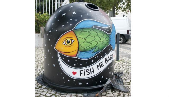 Se trata de un basurero para el reciclaje de vidrio, que fue intervenido por el artista Tinta Crua, en Lisboa, Portugal. (Fuente: Google Art Project: Street Art)