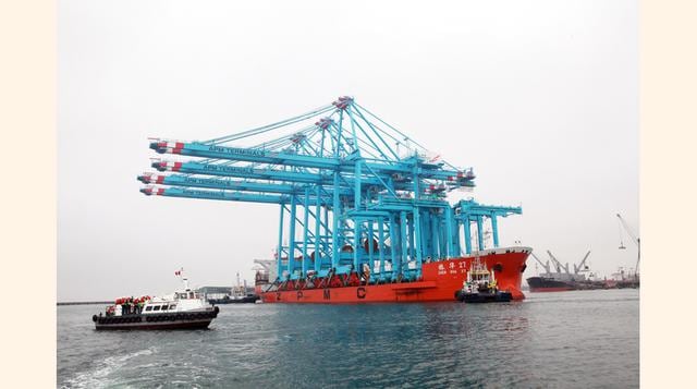 Las grúas llegaron en barco al puerto del Callao. (Foto: Lucero del Castillo)