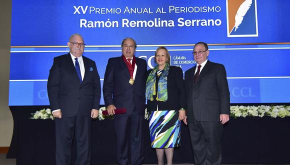 El economista Manuel Romero Caro recibe el reconocimiento de la Cámara de Comercio de Lima. (Foto: CCL)