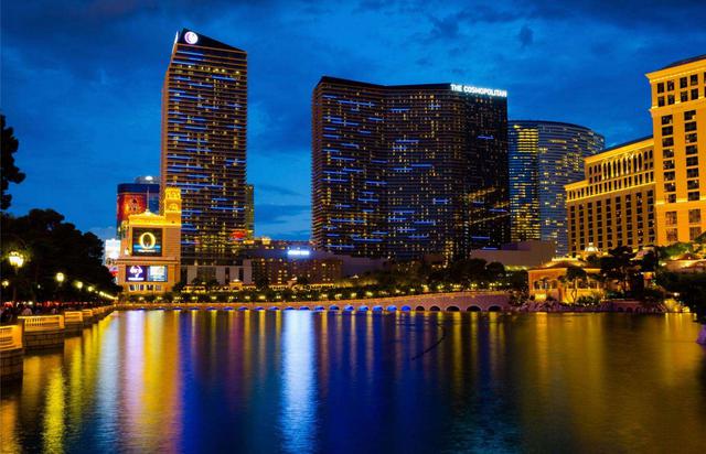 FOTO 26 | EL COSMOPOLITAN, LAS VEGAS: 4.4 MIL MILLONES DE DÓLARES.
El Cosmopolitan, que tiene 3.027 habitaciones, costó 3.9 mil millones de dólares (£2.8 mil millones) para ser construido en 2009. El hotel y casino que tiene una temática artística consta de dos torres de gran altura y alberga de todo, desde un teatro que tiene 3.200 asientos hasta un gigantesco spa y gimnasio.