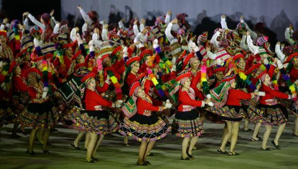 Decenas de personas participaron en las diferentes danzas típicas del Perú. (Jesús Saucedo/GEC)