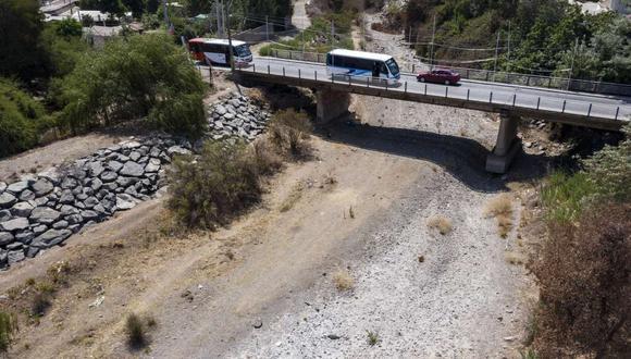Vista aérea de vehículos que cruzan un puente sobre el río Melón seco, en Melón, Chile. (MARTÍN BERNETTI / AFP).