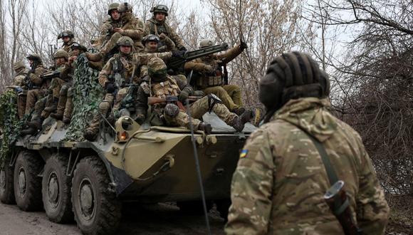 Militares de Ucrania se preparan para repeler un ataque de Rusia en la región ucraniana de Lugansk el 24 de febrero de 2022. (ANATOLII STEPANOV / AFP).