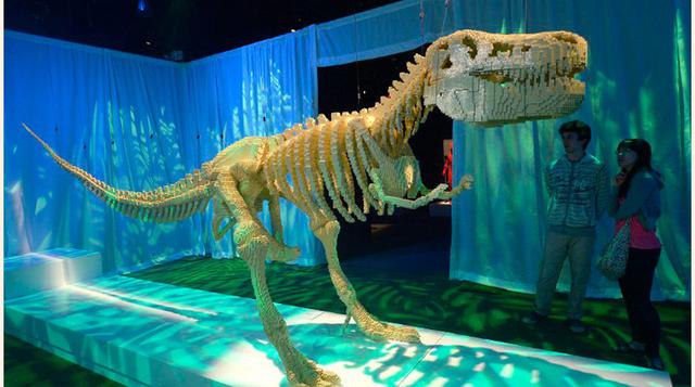 Escultura gigante hecha de piezas de Lego inspirada en el mundo jurásico. (Foto: teinteresa)