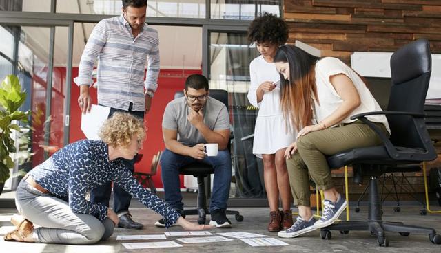 FOTO 9 | 9. No conocer las motivaciones de tu equipo de trabajo. Si eres de los ejecutivos que se centran mucho en las metas que la empresa te pide o lo enormes necesidades del mercado pero te olvidas que detrás de ti hay un equipo que tiene necesidades específicas, estás perdiendo una gran oportunidad de convertirte en fuerza motivadora para ellos. No seas perezoso y encárgate de ambas requerimientos.

Saber qué es lo que les estimula te permitirá dotarles del "combustible" necesario para mantenerlos siempre animados haciendo el trabajo.