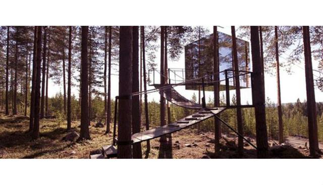The Mirrorcube, en Suecia, tiene habitaciones de tan solo cuatro metros cúbicos, que están hechas a base de aluminio y suspendidas por árboles con cuerdas. (Foto: Mirrorcube)
