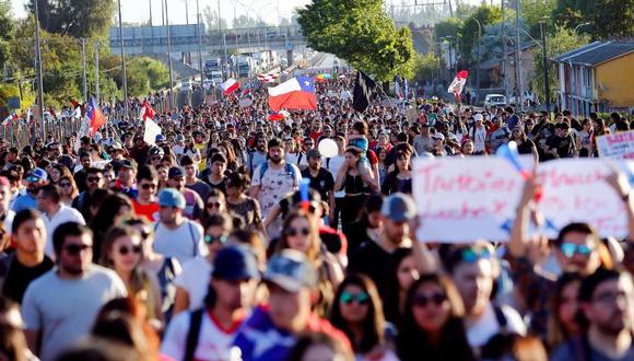 Miles de personas protestan durante una nueva jornada de manifestaciones en todo el territorio chileno este miércoles, cortando de manera pacífica la ruta 5 sur a la altura del kilómetro 191, en Santiago. (Foto: EFE)