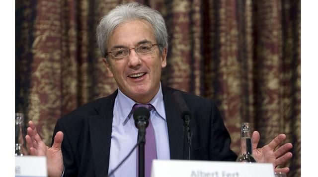 2007: Albert Fert (Francia) y Peter Grünberg (Alemania), descubridores de la magneto-resistencia gigante, una tecnología que permite aumentar la capacidad de los discos duros y minimizar su tamaño. (Foto: AFP)