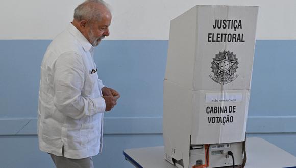 El expresidente brasileño (2003-2010) y candidato del izquierdista Partido de los Trabajadores (PT) Luiz Inacio Lula da Silva vota durante la segunda vuelta de las elecciones presidenciales, en un colegio electoral en Sao Paulo, Brasil, el 30 de octubre de 2022. (Foto de NELSON ALMEIDA / AFP)