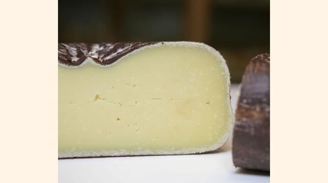 Dry Monterrey Jack Procedente de Sonoma, California, este queso fue creado en 1830 por el escocés David Jacks a través de leche pasteurizada de vacas de las razas Holstein y Jersey. Su pasta es semiblanda y su corteza tiene cacao, pimienta negra y aceite 