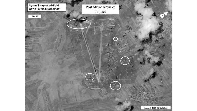 Esta foto de satélite de cortesía del Departamento de Defensa de Estados Unidos que muestra una imagen de la evaluación de daños de batalla de Shayrat Airfield, Siria, después del ataque de EE.UU.  Los Estados Unidos dispararon misiles Tomahawk contra Sir