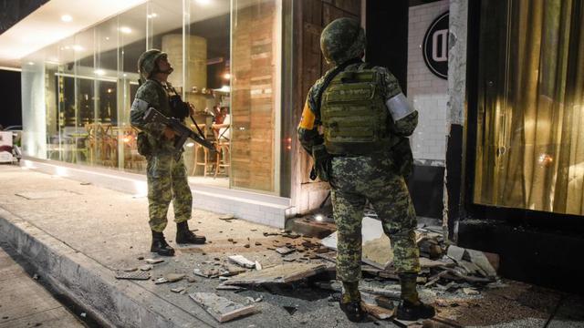 Foto 10 | Los miembros del ejército mexicano analizan los daños causados por un terremoto en el Puerto de Veracuz el 7 de septiembre de 2017. (Foto: AFP)