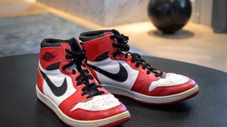 Subasta de zapatillas de Michael Jordan marca récord de US$ 2.2 millones