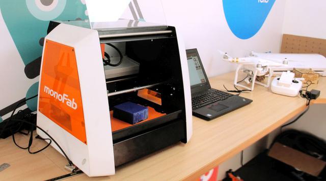 También pueden usar máquinas CNC para fabricación de prototipos, usando materiales diversos como espumas, madera, metales; además, del uso de moldes en cera para vaciado de resinas y compuestos.