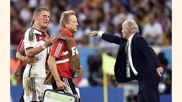 Alemán Bastian Schweinsteiger, sale de la cancha luego de sufrir una lesión. (Foto: Reuters)