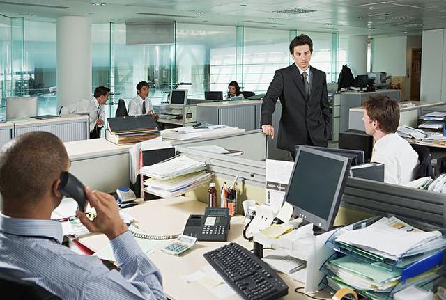 FOTO 9 | No amenaces al superior. María Eugenia Pistacchia considera que algo que nunca se debe hacer es jugar la carta de que “en otra empresa nos están ofreciendo un sueldo mayor”, porque es poco ético, nada elegante e injusto. (Foto: Pixabay)