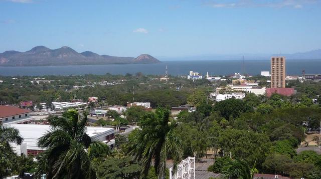 Nicaragua. El nombre de Nicaragua proviene de lengua aborigen, aunque hay discordancia en torno a su significado. Algunos sostienen que es una derivación del nombre de un jefe indígena llamado Nicarao más la palabra agua. Otros afirman que el grupo de los