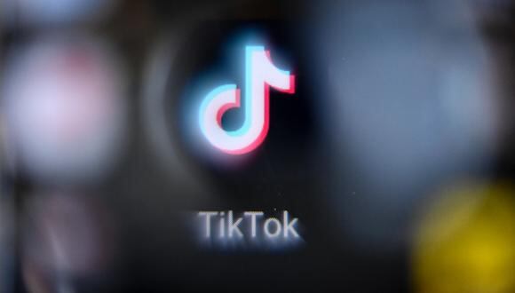 This picture taken in Moscow on October 12, 2021 shows the Chinese social networking service TikTok's logo on a smartphone screen. (Photo by Kirill KUDRYAVTSEV / AFP)