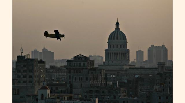 Dadas las conversaciones para normalizar las relaciones entre Estados Unidos y Cuba, se han abierto nuevas rutas de vuelos chárter a La Habana desde Nueva Orleans y Nueva York, y empresas como AirBnB y MasterCard han anunciado sus planes de iniciar operac