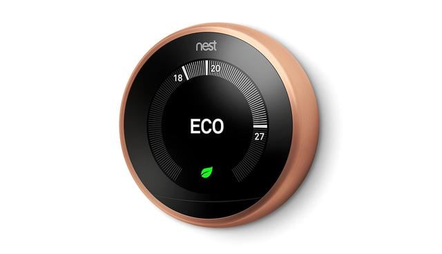 FOTO 8 | Nest Learning. Un regalo práctico para disfrutar toda la casa es el termostato inteligente Nest Learning, un modelo muy completo en cuanto a funcionalidades y diseño. Desde una pantalla LCD de 5,3 centímetros de diámetro verá datos relativos al funcionamiento. Si no estás frente a él, su modo de "Vista de lejos" lo convierte en un elemento estético.