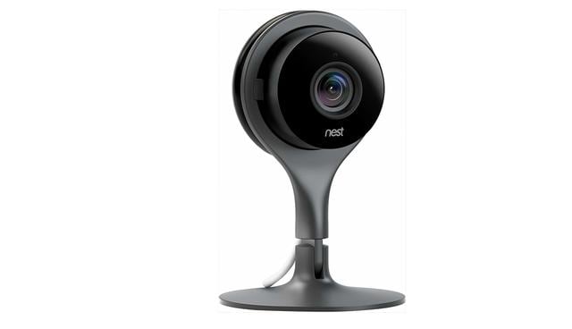 FOTO 4 | Cámara de seguridad Nest. La cámara de seguridad Nest (199 euros) está disponible tanto en versión para interiores como para exteriores. Este gadget permite ver lo que pasa en casa en tiempo real o retroceder hasta 3 horas mediante su grabación de vídeo HD 1080p tanto de día como de noche y su amplio ángulo de visión.