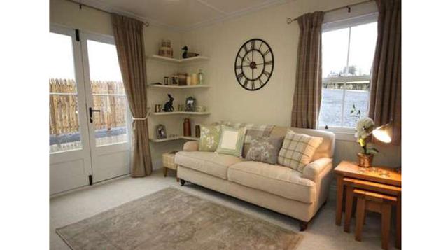 El salón es sorprendentemente espacioso. ¡Echa un vistazo a ese gran sofá!