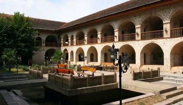 FOTO 9 | Centro histórico de Sheki con el palacio de Khan, Azerbaiyán. La histórica ciudad de Sheki está ubicada al pie de las montañas del Gran Cáucaso y dividida en dos por el río Gurjana. Su centro histórico, se caracteriza por un conjunto arquitectónico tradicional que refleja la riqueza generada por la cría de gusanos de seda y el comercio de los capullos de seda. Foto: unesco.org.
