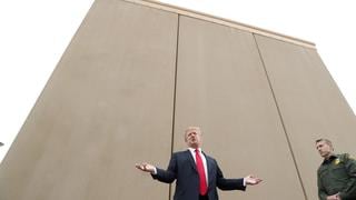 Trump firma orden ejecutiva al tiempo que corteja a hispanos