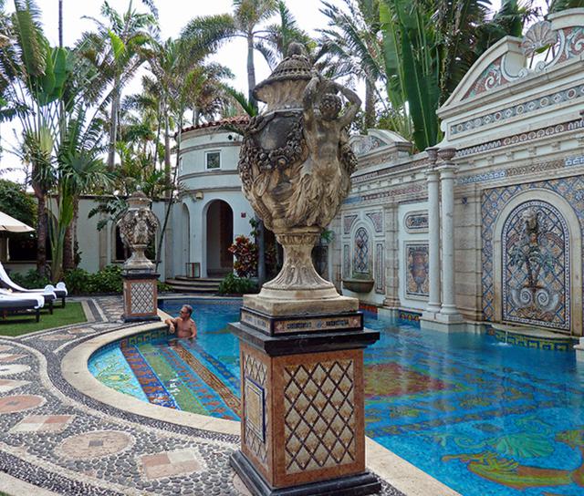 FOTO 4 |5/28 Sin embargo, la suerte de esta casa tuvo un cambio de umbo cuando en 1992, el diseñador Gianni Versace salió a su rescate. La descubrió por casualidad, en una parada que hizo en la ciudad para su visitar a su hermana Donatella Versace, antes del llegar a su destino final, Cuba. (Créditos: The Villa Casuarina)
