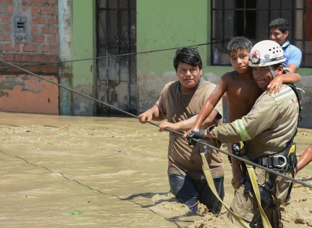 "Hay que agarrarse de las paredes de las rejas, caminar por los extremos para no hundirse", explica Eugenio Huertas, quien en estos últimos cuatro días, por necesidad, ha desarrollado la habilidad de desplazarse con cierta destreza por el lodaza