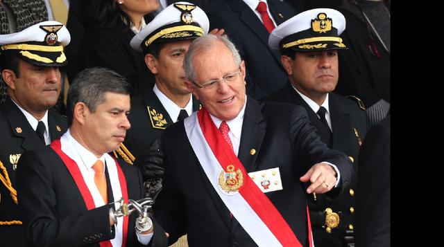 PPK conversando con el nuevo presidente del Congreso, Luis Galarreta (foto: Reuters).