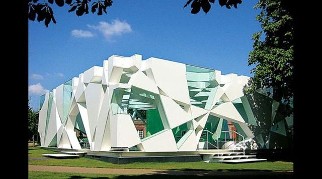 'Serpentine Pavilion 2002' de Toyo Ito – Reino Unido. Haferd y K Brandt Knapp "Toyo Ito deconstruyó la idea de una simple caja, utilizando ángulos y cortes. Parece aleatorio, pero es muy preciso", explica Roke. La estructura "Ito&