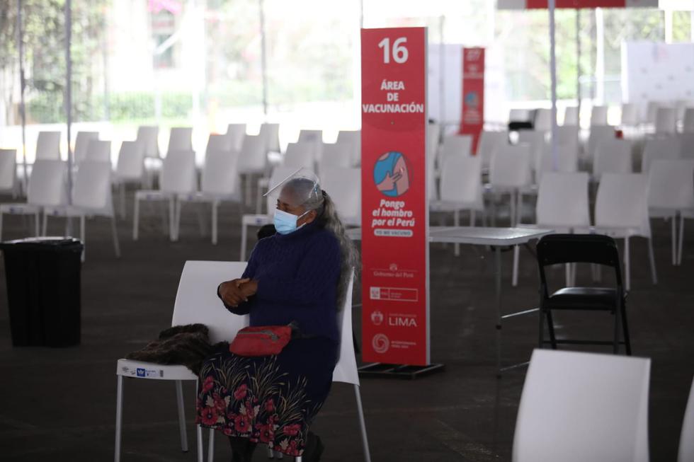 El Ministerio de Salud (Minsa) informó que este jueves 7 y viernes 8 de julio los vacunatorios de Lima y Callao no tendrán mucha afluencia de personas porque no hay un grupo etario programado. Este fue el panorama encontrado hoy en el Parque de la Exposición del centro de Lima. (Foto Britanie Arroyo / GEC)