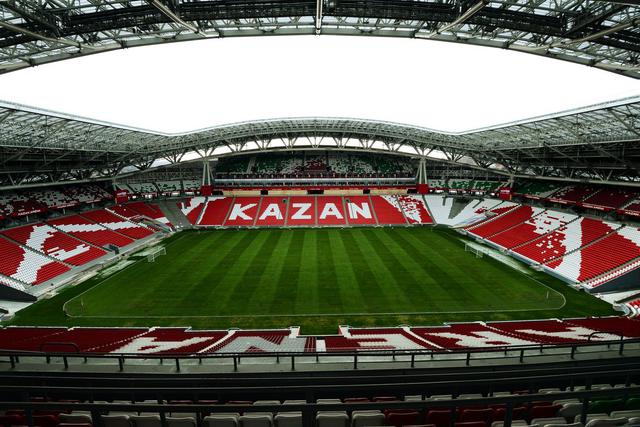 ARENA KAZÁN (Kazán): Capacidad: 44,779 y tuvo un costo de 14,400 millones de rublos (US$ 250 millones). La Arena Kazán fue inaugurada en el 2013 como el primero de una nueva generación de estadios de fútbol en Rusia y fue usado como prototipo para otros estadios.