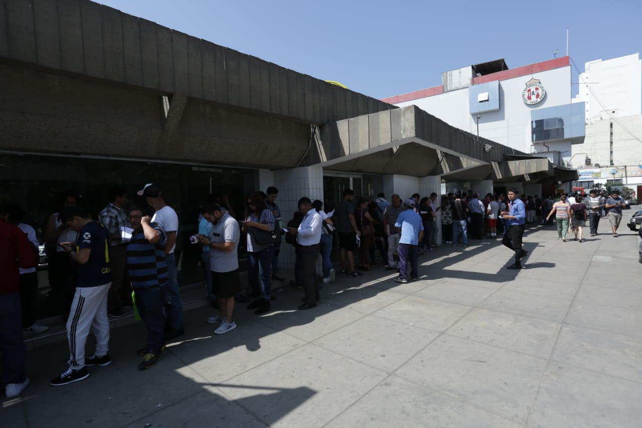 Esta mañana, un grupo de postulantes reclamaba la falta de atención en la sede del Touring en Lince. (Fotos: Anthony Niño De Guzmán)